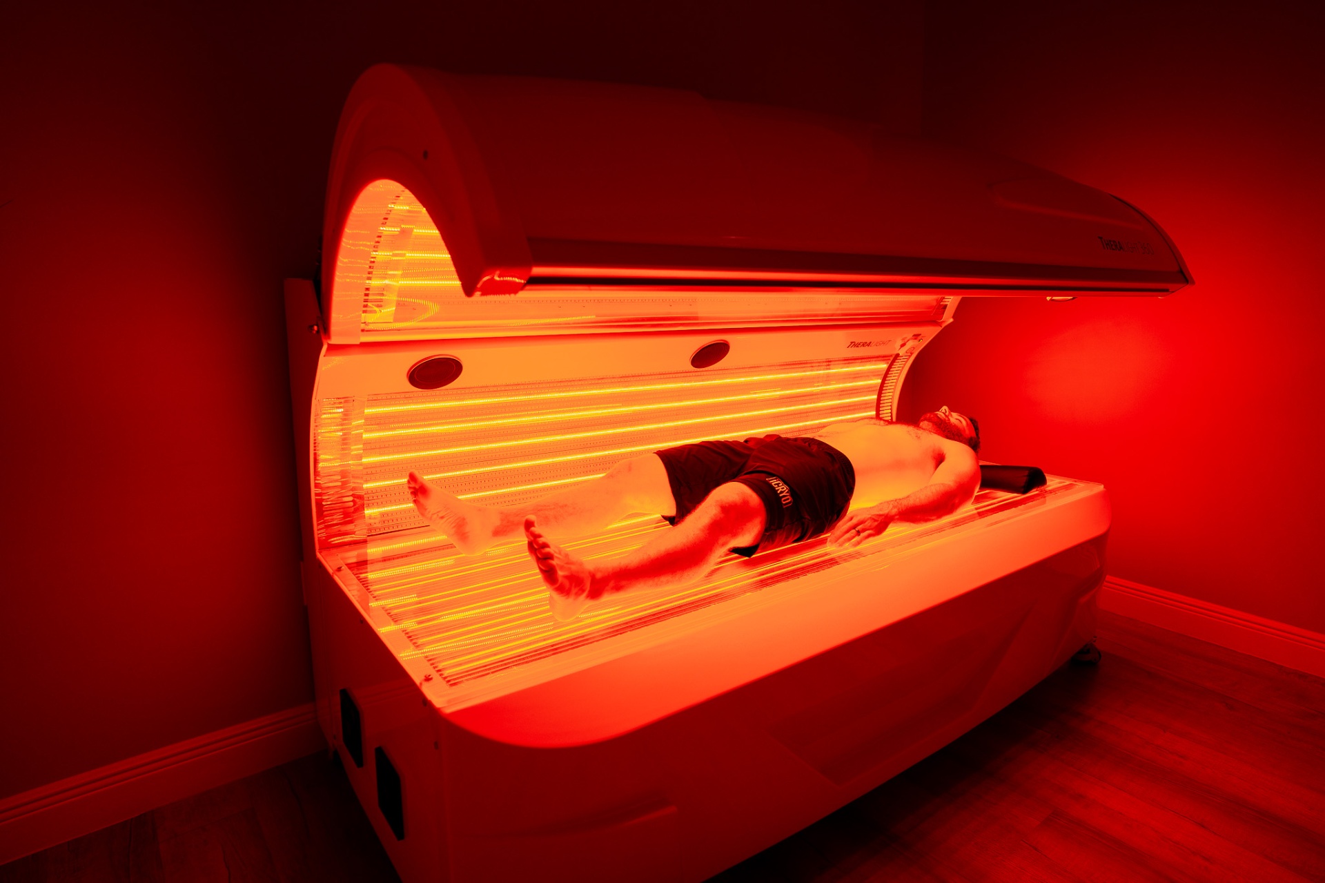 Client receiving red light therapy at iCRYO Boca Raton