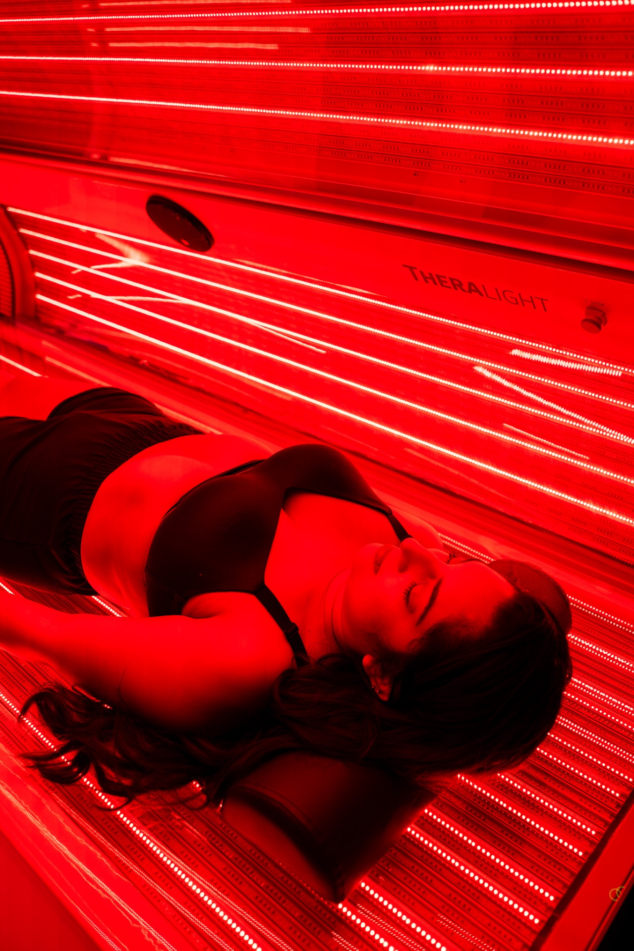 iCRYO Boca Raton guest enjoying red light therapy